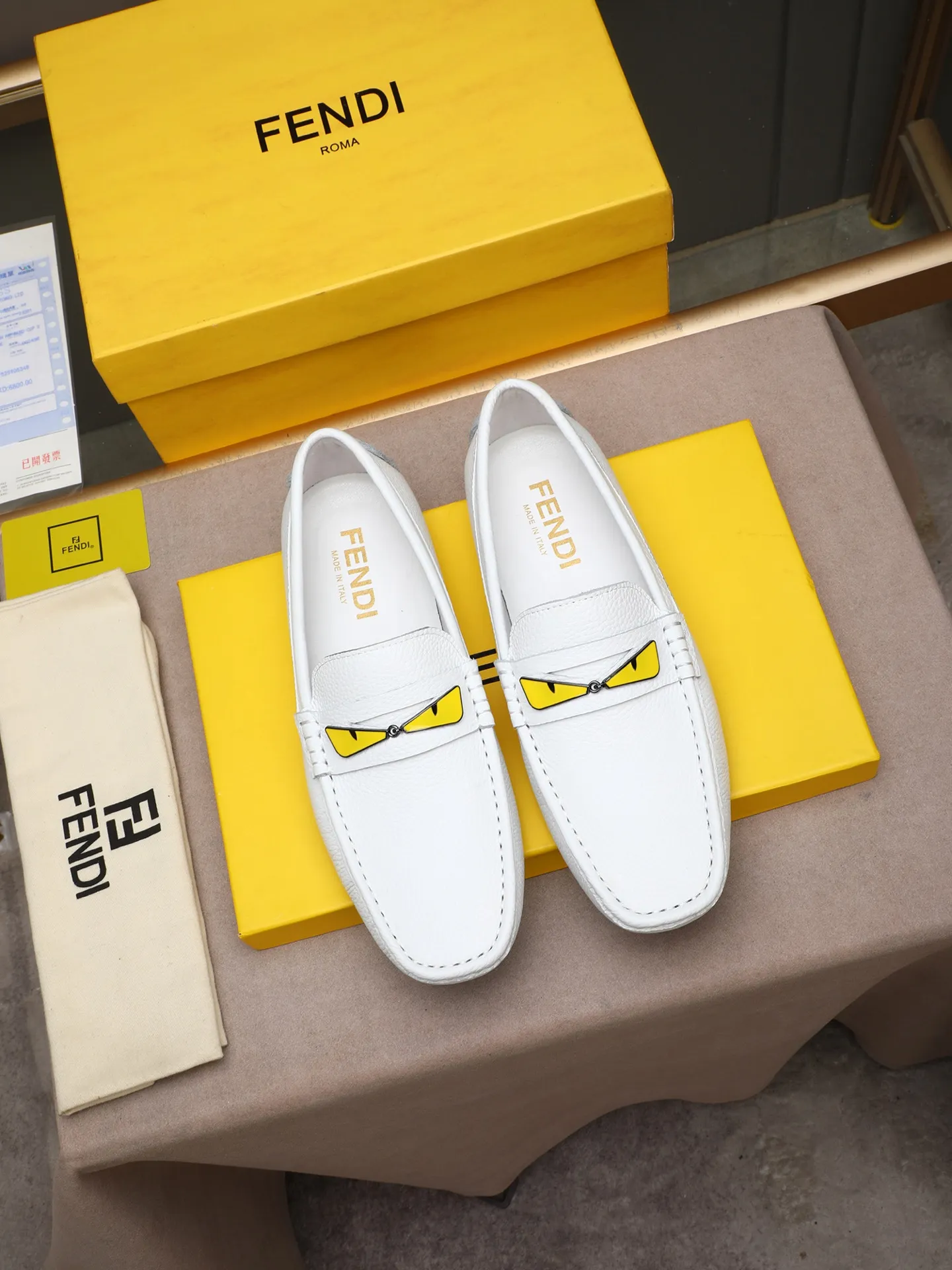 Men's shoes 💰400💰[FENDI] The little monster of Fendi F family, which is popular all over the world, is coming in a big way, the latest color, driving slip-on loafers, avant-garde and versatile fashion men's shoes, bun shoes, bean shoes👌👌👌 Private mold opening, 1:1 reproduction... The upper is made of first-layer cowhide, and the first-layer pigskin lining... is extremely comfortable, fashionable, simple, atmospheric and personalized [color] The side of the shoe is more refined, and the overall effect is handsome [ Turn in a circle][Turn in a circle]💭This hardware monster with eyes is not the popular version on the market🚳🚳Compared with the old model, it is more trendy, eye-catching and more classy🔰This summer, the little monster will subvert the old ideas and share the fashion with you🔱A must-have for fashionistas! Must keep it for yourself! Online outsole, high-end quality workmanship. Color: black, blue, white, red. Matching code: 38-44 (45 46 47 customized) (standard leather shoe size)